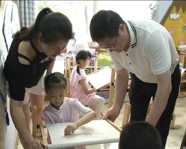 王刚看望慰问少年儿童