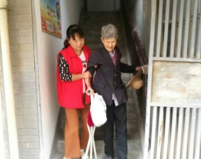 老年人在家门口 接受免费体验