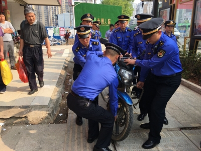 我市交警城管联合开展交通秩序、门前三包管理集中整治 从严治理乱停乱放“顽疾”