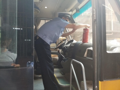 校车“安检”