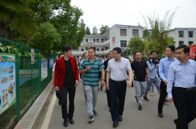 郝海东来冶与小球员互动交流