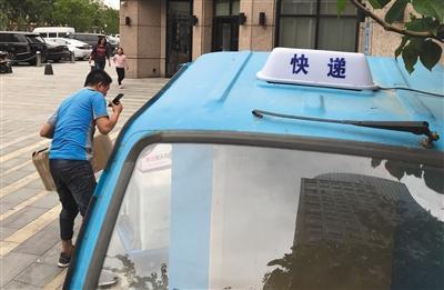 快递新政实施首周 部分北京快递三轮车已配专用灯