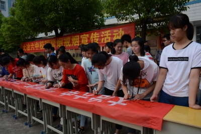 我市多部门开展无烟日健康咨询和创建国家卫生城市宣传咨询活动 拒吸第一支烟 做不吸烟新一代
