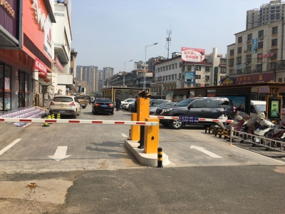 占道停车场车满为患，专用停车场少有车辆，车辆占道与行人通行形成矛盾 人行道停车离规范还有多远？