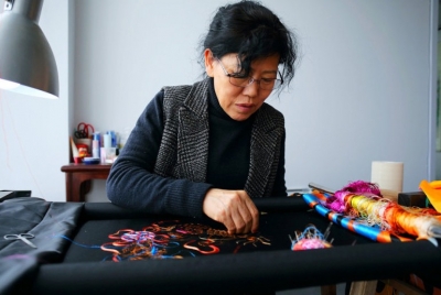 一针一线绣出别样精彩——记市劳动模范刘小红