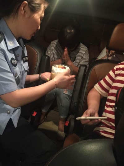 民警不远千里追逃犯，获悉当天是嫌犯生日警车中响起生日快乐歌 翟某涉嫌制造、销售非法商标被拘