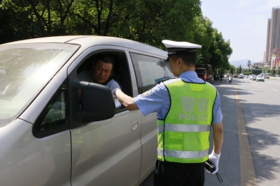 大冶交警开展“机动车不礼让斑马线”专项整治