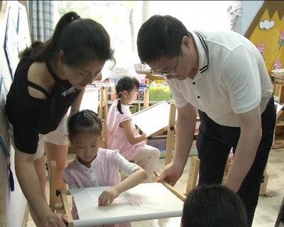 王刚看望慰问少年儿童