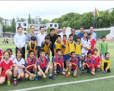 郝海东来冶与小球员互动交流