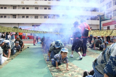 “梦幻军营”增进亲子感情