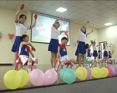 王刚看望慰问少年儿童