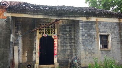 一场大雨致低保户房屋岌岌可危 相关部门：产权问题导致不符合修缮政策，正在争取合理解决方案