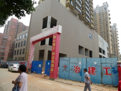 按约定日期收房，怎奈小区还只是半成品。业主担忧 何时才能住进新房？