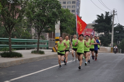 “慢跑上班”践行绿色公益