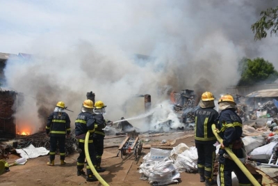 露天废品回收站突发大火，多个废旧煤气罐靠近着火点 消防官兵妥善处置控制火情