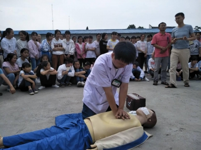 市总医院医务人员开展急救知识进校园活动 进一步提高师生健康素养