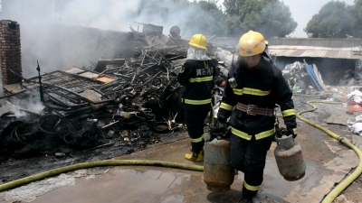 露天废品回收站突发大火  消防官兵迅速扑救