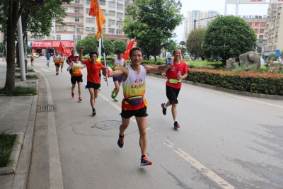 环湖长跑 宣传环保