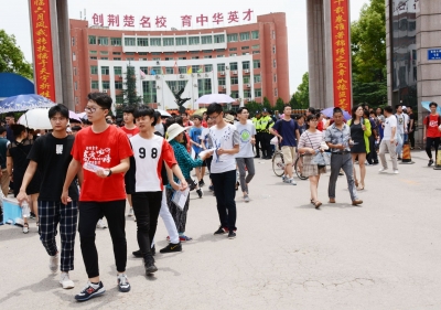 高考第一天考试顺利结束，本报多路记者分赴我市四个考点进行采访 这一次，请让我以青春之名为你们加油！