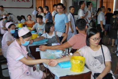 无偿献血亮医者仁心