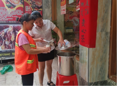 环卫工难进“爱心角”大门