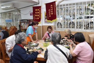 这9块钱的三菜一汤，温暖了161万老人！
