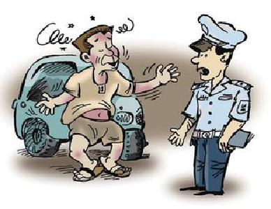 醉汉遇出租车拒载 坐引擎盖并踢车门