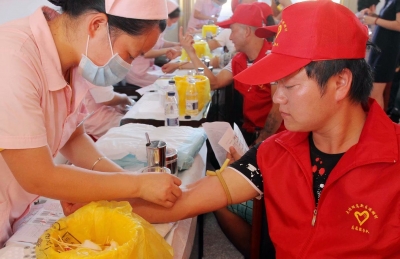 骄阳下献血的港湖志愿服务队