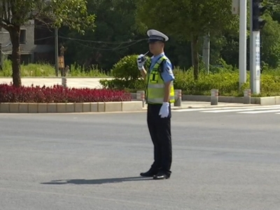 交警：烈日下的马路天使