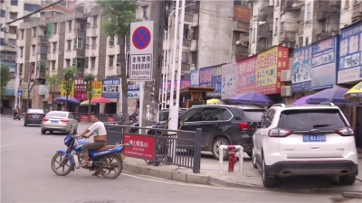 城区车辆违停现象反弹  城管部门表示将严管