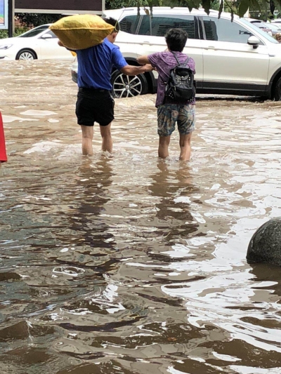 强降雨致城区内涝   消防疏散受困群众