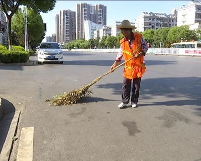 环卫工人：挥洒汗水守护城市美丽