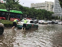 大雨致路面积水严重  交警赤脚浸水中执勤