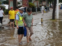 大雨致路面积水严重  交警赤脚浸水中执勤