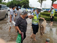 大雨致路面积水严重  交警赤脚浸水中执勤