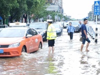 大雨致路面积水严重  交警赤脚浸水中执勤