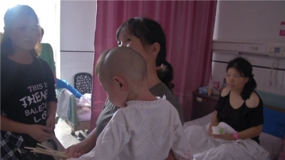 孕妇车上突遇临盆 的哥上演生死时速