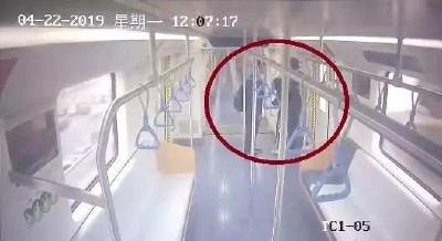 咋想的？他们把“个性签名”涂上地铁，8人10小时才擦净