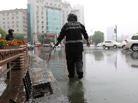 迎战强降雨：多部门保驾护航 城区秩序井然