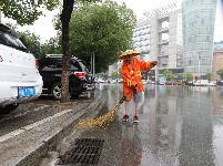 迎战强降雨：多部门保驾护航 城区秩序井然