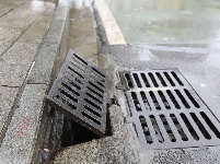 迎战强降雨：多部门保驾护航 城区秩序井然