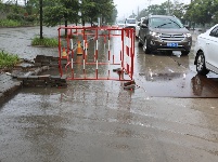 迎战强降雨：多部门保驾护航 城区秩序井然