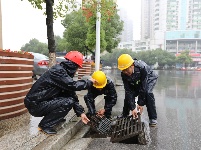 迎战强降雨：多部门保驾护航 城区秩序井然