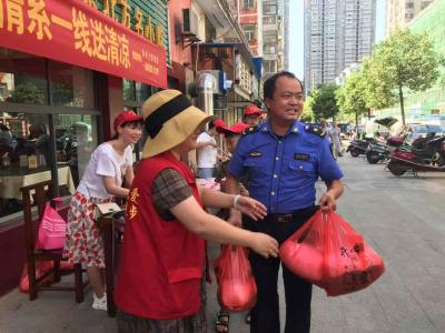 风华路社区：炎炎夏日 情系一线送清凉