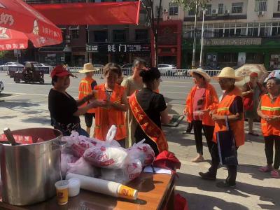 多部门单位开展夏日送清凉活动“小城大爱”持续蔓延 
