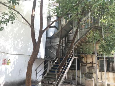 商家乱搭“怪”楼梯   业主安全存隐患