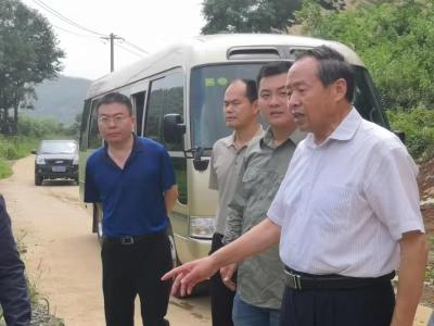 纪春明调研南山村扶贫开发项目建设情况