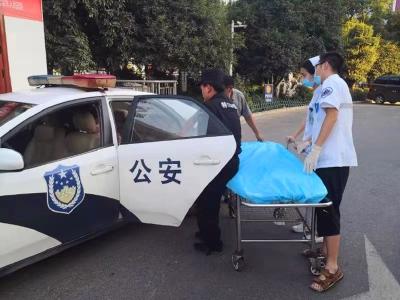 女子街头晕倒 民警紧急救助