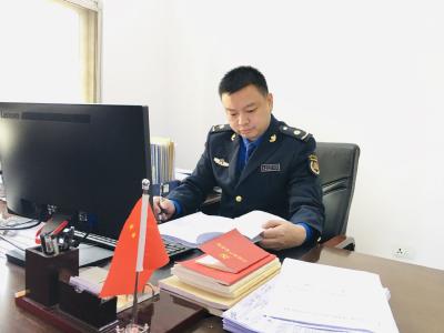 受伤不下“火线”的城管老兵