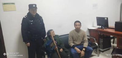 八旬婆婆遛弯迷路了 民警助其回家